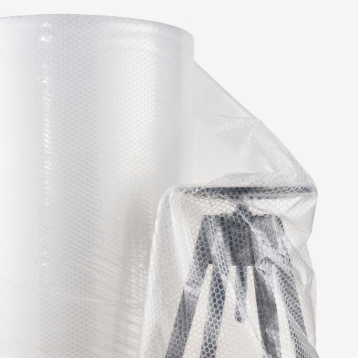 Ausgerollte Luftpolsterfolie zum Schutz eines Stuhls im Einsatz