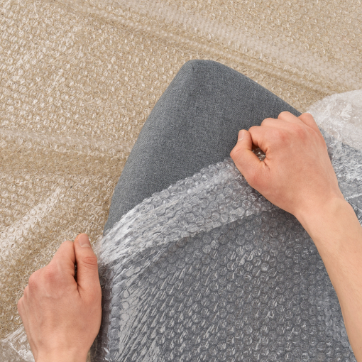 Luftpolsterfolie im Einsatz – Schutz eines Sofas.