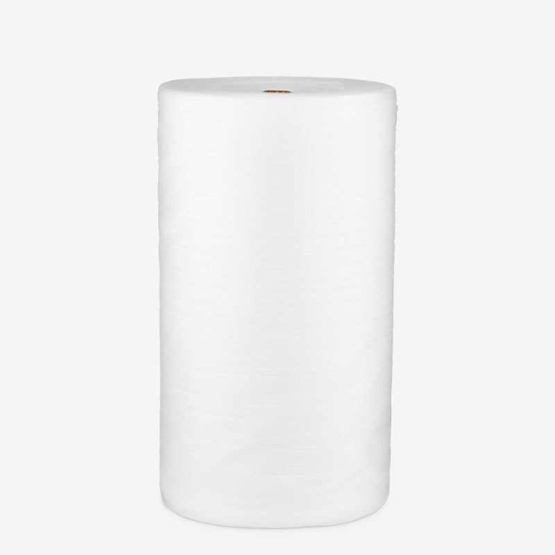 Polyethylenschaum PE mit einer Stärke von 0,8 mm, aufgewickelt auf Rolle vor grauem Hintergrund.