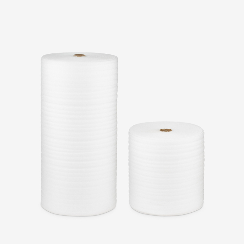 Zwei Polyethylenschäume mit einer Stärke von 2 mm, aufgerollt auf grauem Hintergrund.