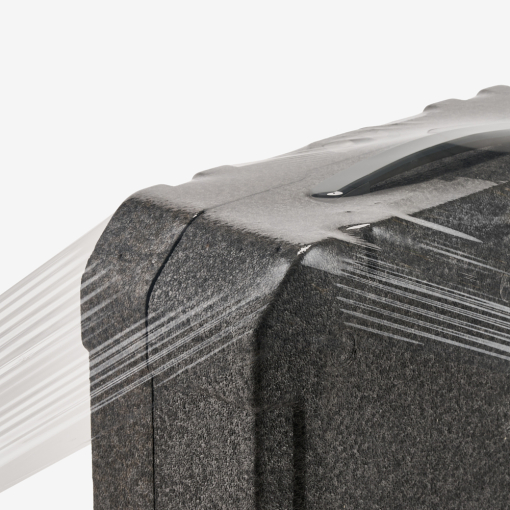 Folie über die Ecke des Produkts gespannt – sie reißt nicht und haftet gut am Material.