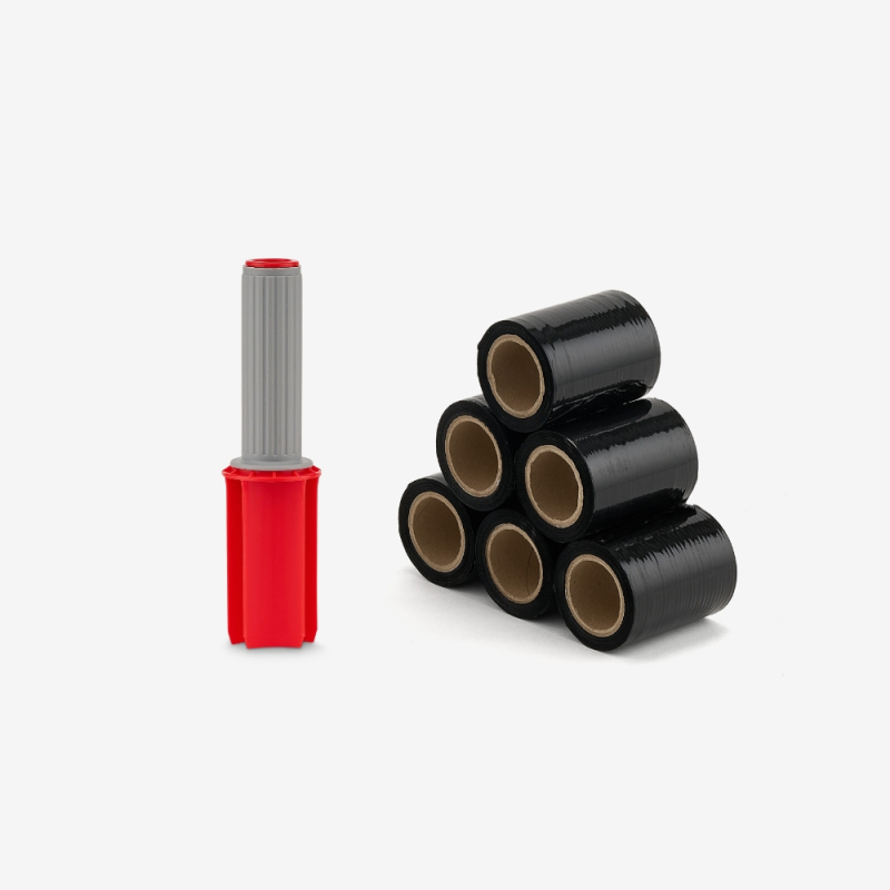 Mini-Stretchfolienabroller und 6 Rollen schwarzer Mini-Stretchfolie auf grauem Hintergrund