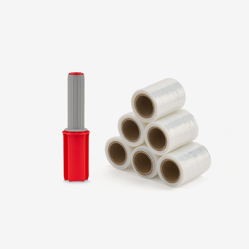 Mini-Stretchfolienabroller und 6 Rollen transparenter Mini-Stretchfolie auf grauem Hintergrund