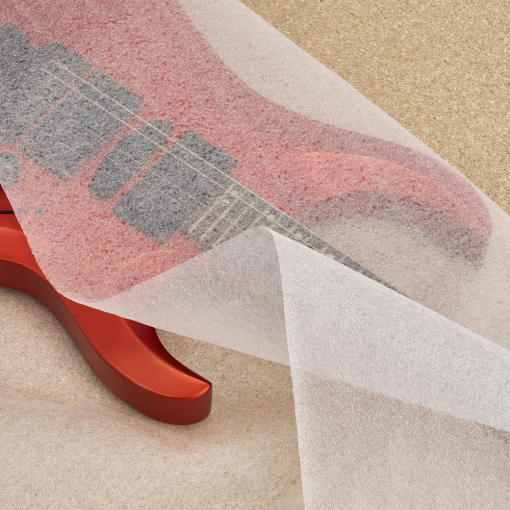 Bogen aus Polyethylenschaum PE 0,8 mm, 40 x 60 cm – im Einsatz beim Einwickeln einer Gitarre