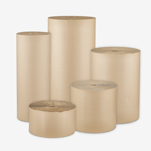 Fünf Rollen Wellpappe in unterschiedlichen Höhen, präsentiert auf grauem Hintergrund