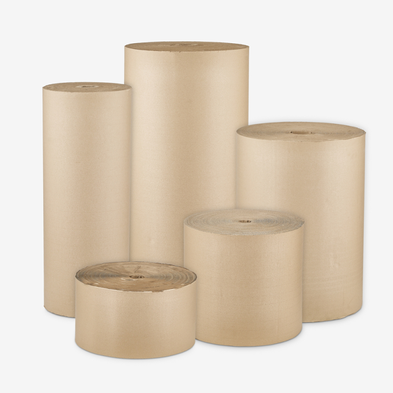 Verschiedene Arten von Wellpappe – 5 Rollen in unterschiedlichen Abmessungen, präsentiert auf grauem Hintergrund