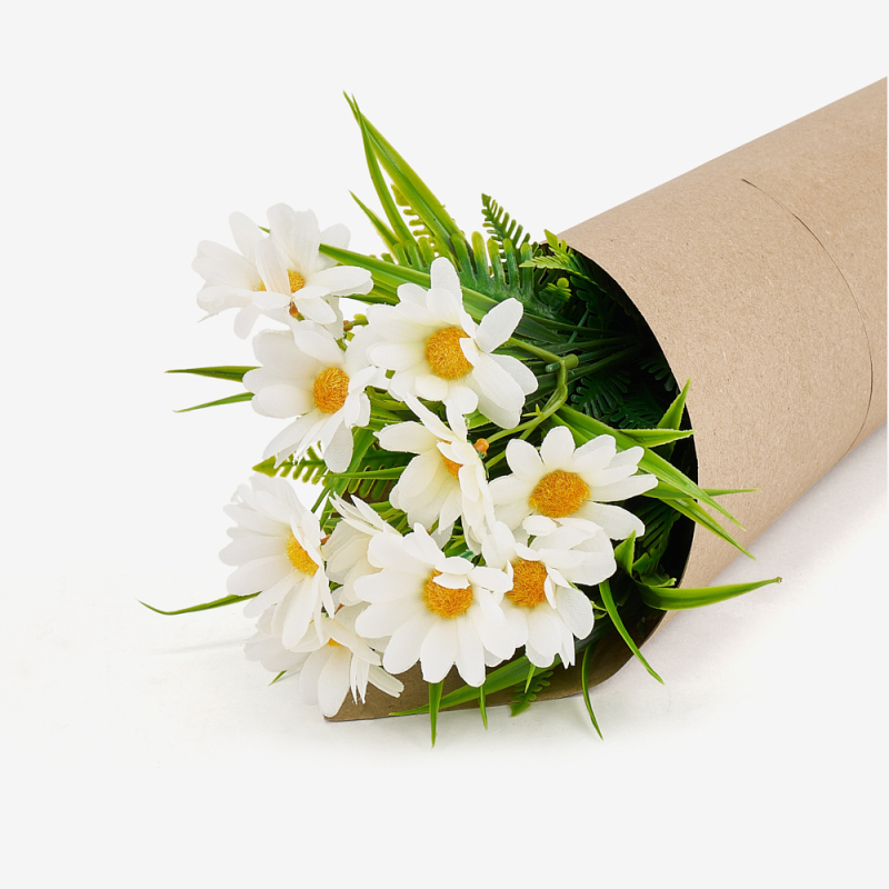 Strauß weißer Margeriten, eingewickelt in grauen Boxfill – Papierfüllmaterial.