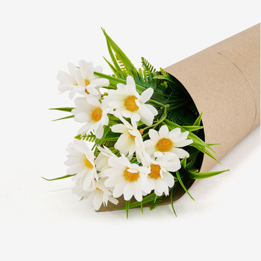 Strauß weißer Margeriten, eingewickelt in braunes Verpackungspapier.