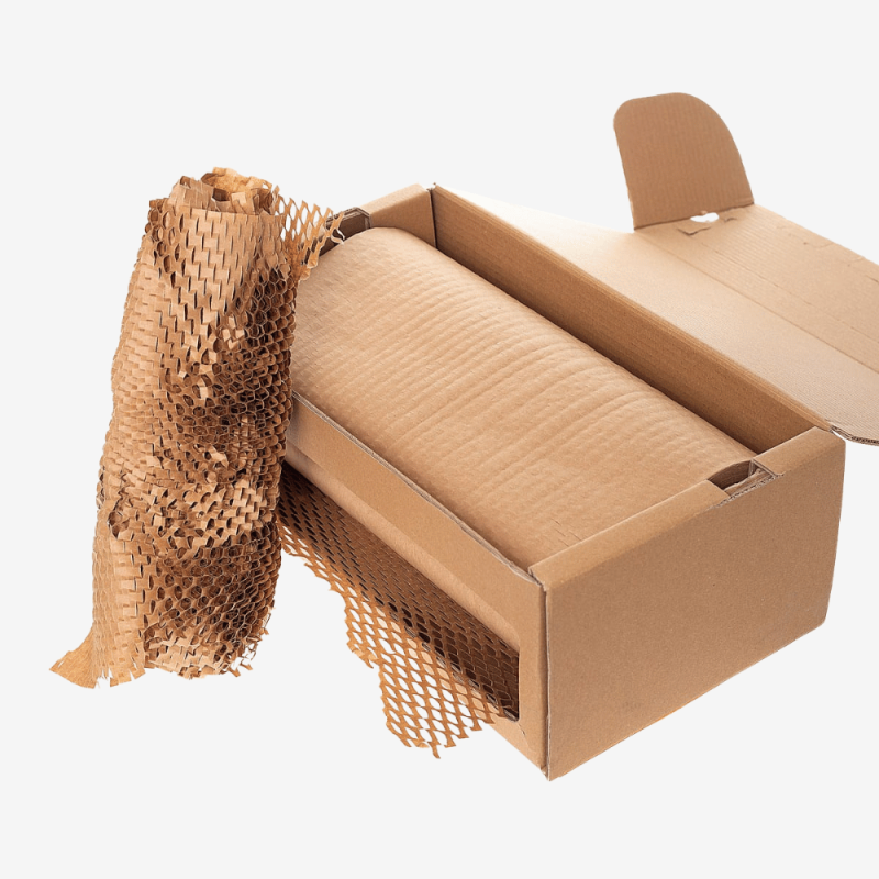 Kartonspender für perforiertes Verpackungspapier mit eingelegter Rolle Wabenpapier.