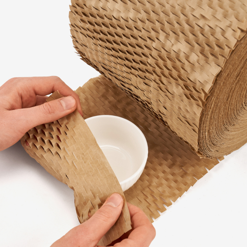 Schale, gesichert mit Wabenpapier.