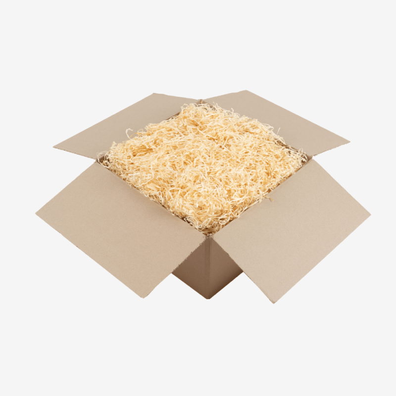 Geöffneter Karton mit Füllung aus natürlicher Holzwolle.
