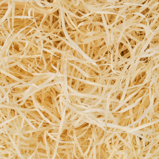 Natürliche Holzwolle – umweltfreundliches Schutzmaterial zum Füllen von Paketen und Geschenkkörben.