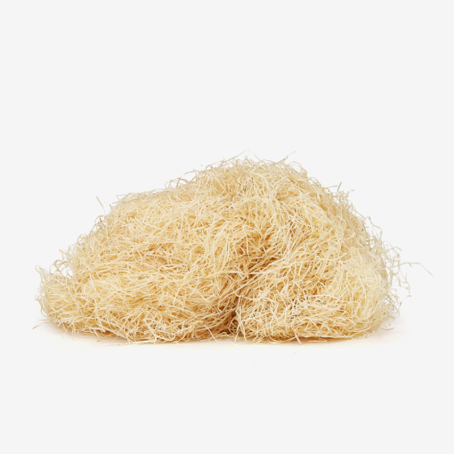 Haufen loser Holzwolle – biologisch abbaubares Füllmaterial für Pakete und Geschenkverpackungen.