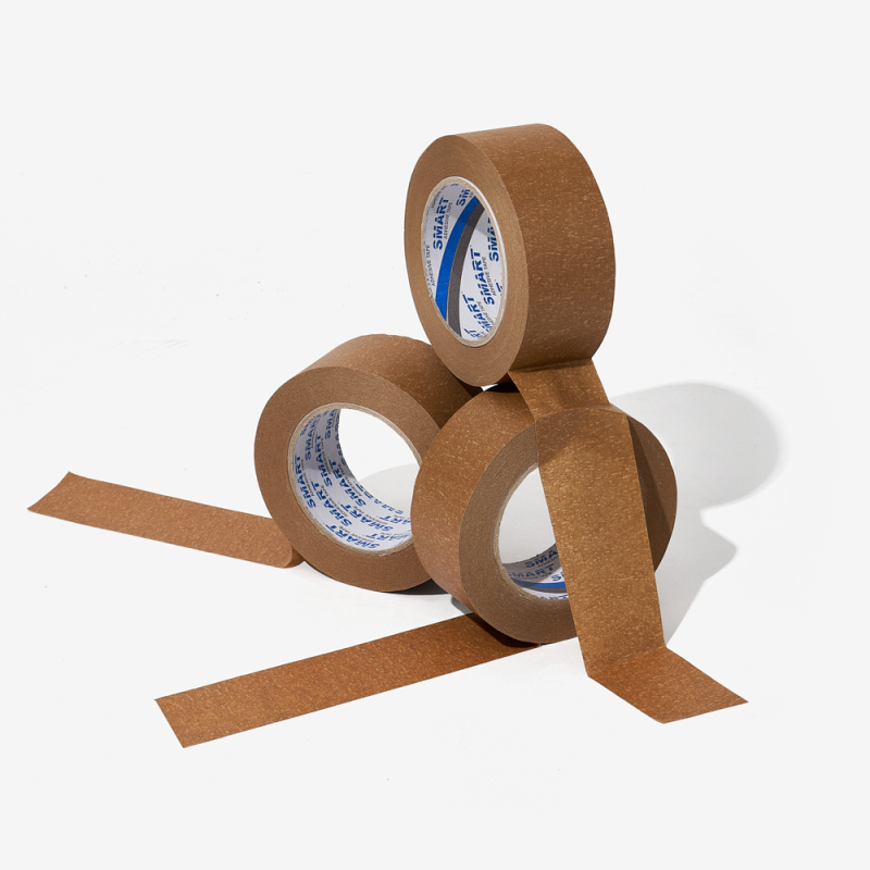 Drei Rollen Kraftpapier-Klebeband, teilweise abgerollt - Struktur und Farbe des Bands sichtbar.