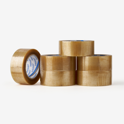 Transparentes, kautschukbasiertes Klebeband auf einem verschlossenen Versandkarton präsentiert.