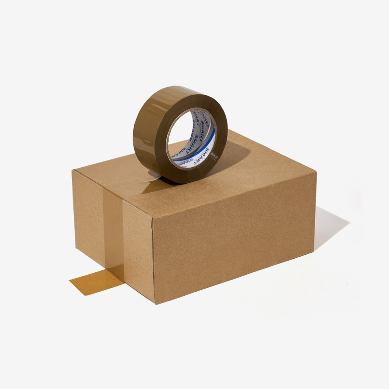 Braunes, kautschukbasiertes Klebeband auf einem verschlossenen Versandkarton präsentiert.