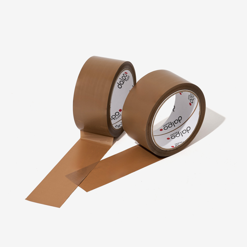 Braune, geräuscharm abrollende Selbstklebebänder – eines teilweise abgerollt und zeigt die einfache Handhabung.