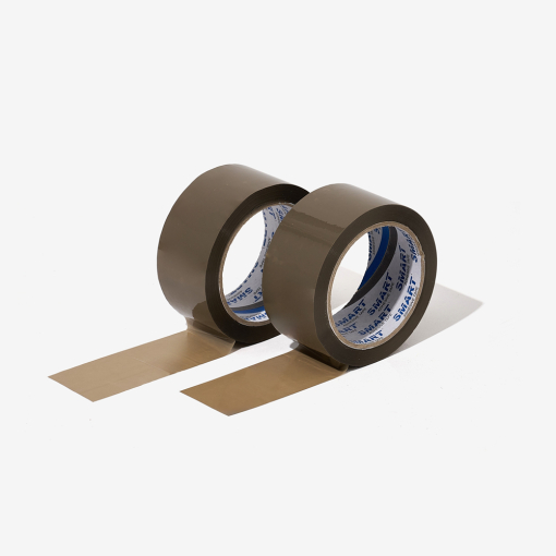 Zwei braune, selbstklebende Acrylbänder - teilweise abgerollt und zeigt die einfache Handhabung.