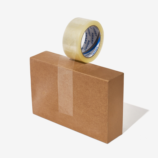 Transparentes, selbstklebendes Acrylband auf einem verschlossenen Versandkarton präsentiert.