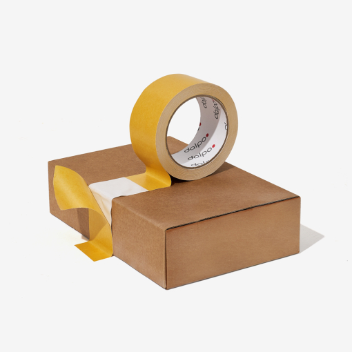 Eine Rolle doppelseitiges Klebeband, teilweise auf Karton aufgeklebt – ideal zur Fixierung.