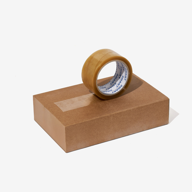 Selbstklebendes transparentes Hotmelt-Verpackungsband auf einem verschlossenen, versandfertigen Karton.
