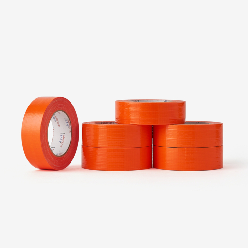 Abgerolltes, elastisches Putzband in Orange - einfach aufzubringen und rückstandslos zu entfernen.