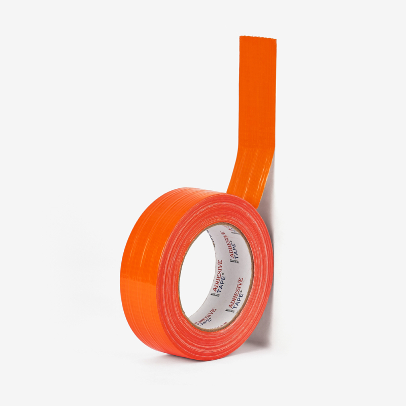 Abgerolltes, elastisches Putzband in Orange - einfach aufzubringen und rückstandslos zu entfernen.