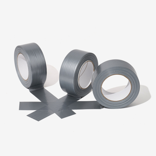 Drei silberne Duct-Tapes - unverzichtbar beim Verpacken, Abdichten und für technische Reparaturen.