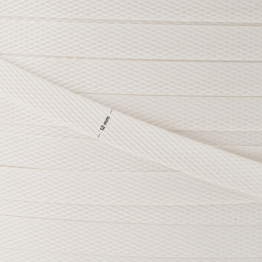 Nahaufnahme der Struktur des 12-mm-Polypropylenbands zum Umreifen von Ladungen.