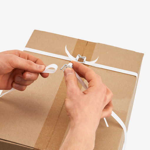 Umreifen mit Polypropylenband mittels Drahtklemme.