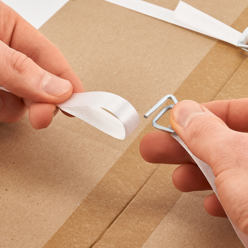 Umreifen mit Polyesterband mittels Drahtklemme.