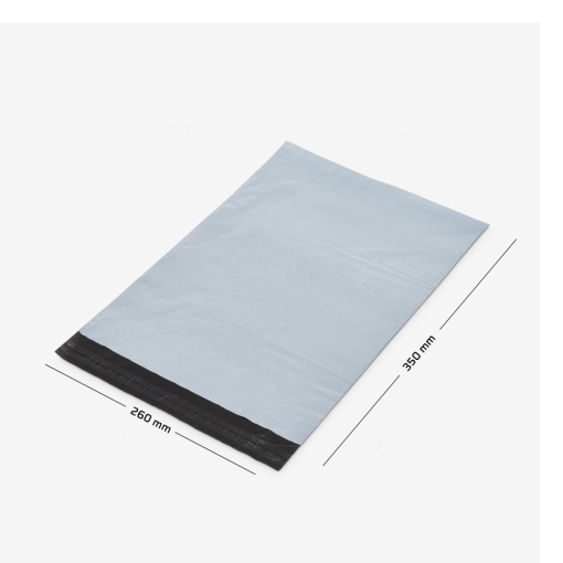 Weißer Versandbeutel aus Folie auf grauem Hintergrund mit eingezeichneten Maßen
