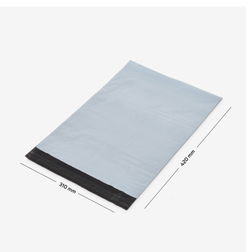 Poly-Mailer auf grauem Hintergrund mit eingezeichneten Maßen