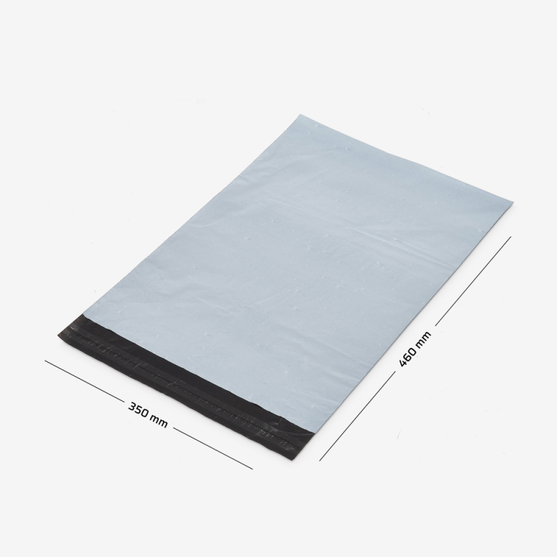 Folienversandtaschen auf grauem Hintergrund mit eingezeichneten Maßen