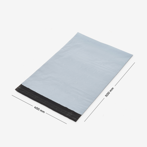 Zwei Kurierbeutel aus Folie auf grauem Hintergrund