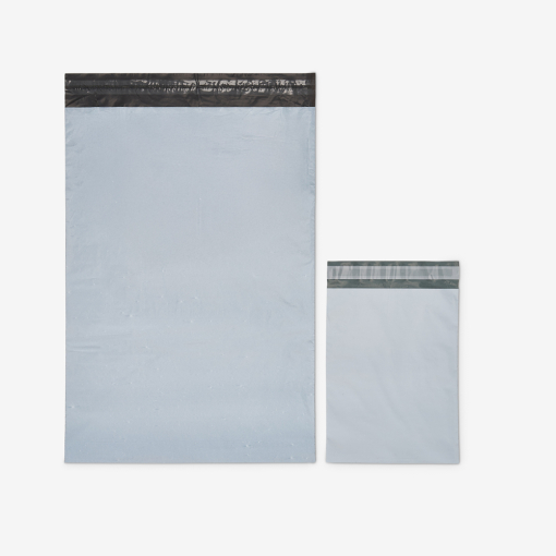 Großer und kleiner Versandbeutel aus Folie auf grauem Hintergrund