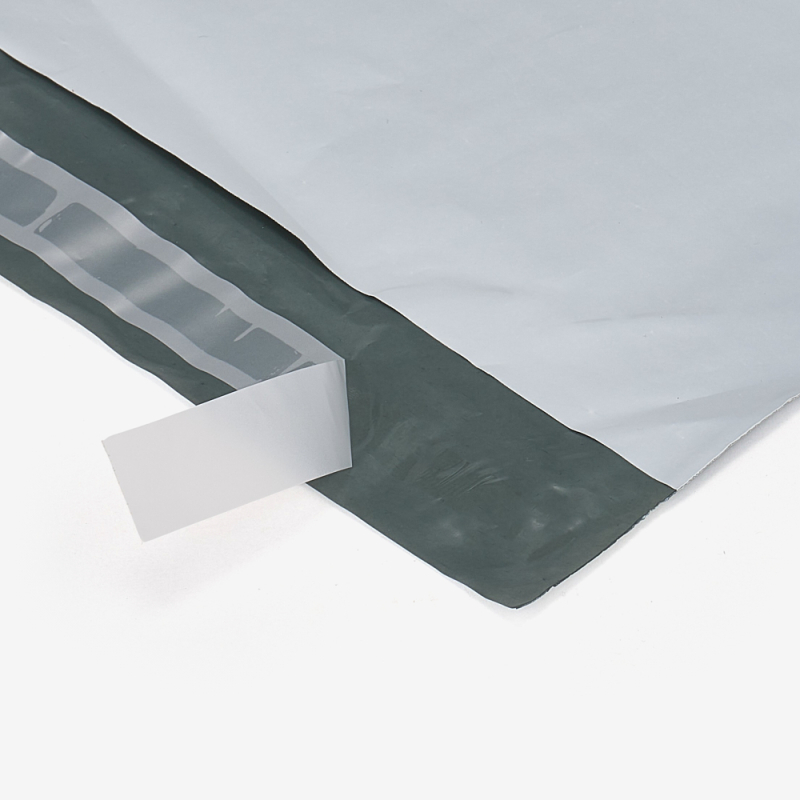 Klebestreifen im Kurierbeutel aus Folie auf grauem Hintergrund