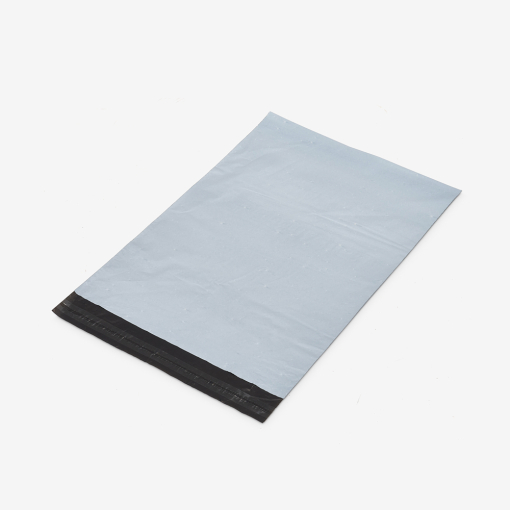 Folienversandtaschen auf grauem Hintergrund