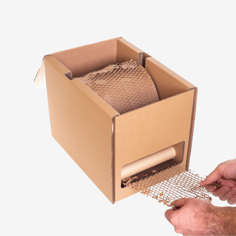 Geöffneter Kartonspender mit sichtbarer Rolle Wabenpackpapier.