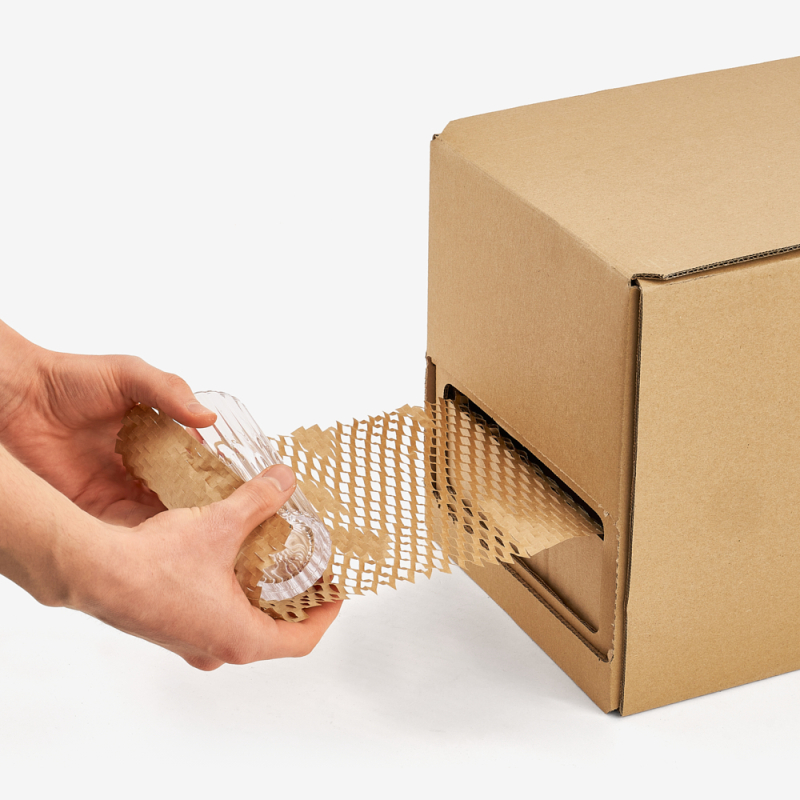 Verwendung von Wabenpapier zusammen mit einem passenden Dispenser – Schutz einer Glasware.