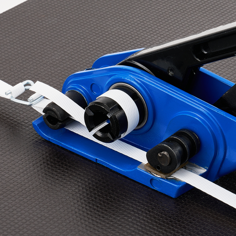 Spanner für PP-Umreifungsband H21 – im Einsatz gezeigt auf schwarzem Hintergrund