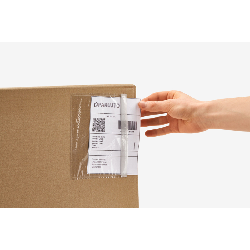 Lieferscheintasche auf einem Karton