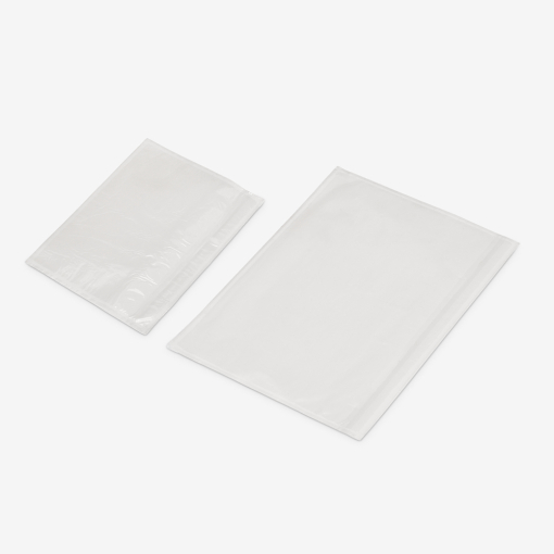 Kleine und große Kurier-Lieferscheintasche auf grauem Hintergrund