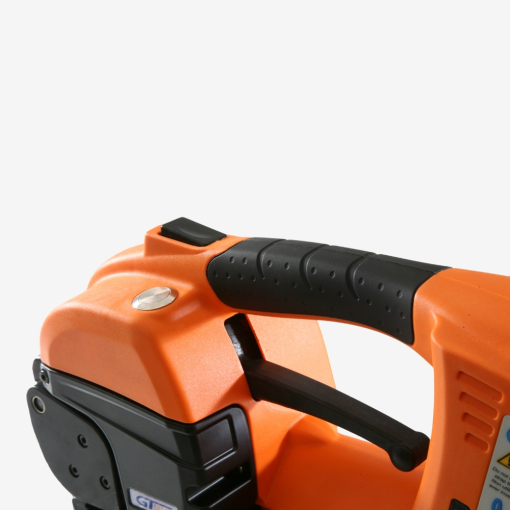 Griff des akkubetriebenen Umreifungsgeräts für PP-/PET-Bänder GT-ONE+ in Nahaufnahme auf grauem Hintergrund