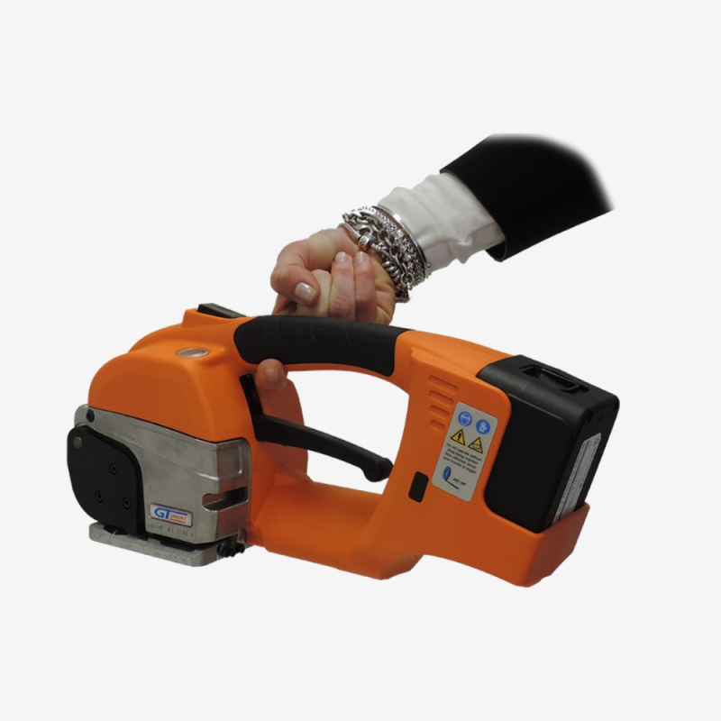 Akku-Umreifungsgerät für PP-/PET-Bänder GT-Smart+ – Hand hält das Gerät auf grauem Hintergrund