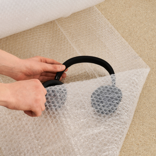 Luftpolsterfolie im Einsatz – Produktschutz: Kopfhörer in Folie eingewickelt.