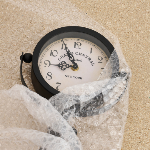 Luftpolsterfolie B4, dreischichtig, im Einsatz – Produktschutz: eine Uhr in Folie eingewickelt.