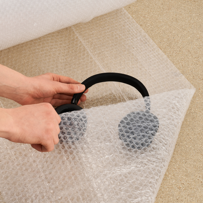 Luftpolsterfolie B4, dreischichtig, im Einsatz – Produktschutz: Kopfhörer in Folie eingewickelt.