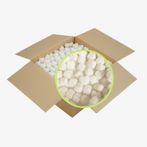 Nahaufnahme des weißen, biologisch abbaubaren Skropaks - Füllmaterial für Pakete in Herzform.