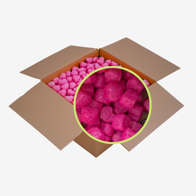 Nahaufnahme des fuchsiafarbenen, biologisch abbaubaren Skropaks - Füllmaterial für Pakete in Herzform.